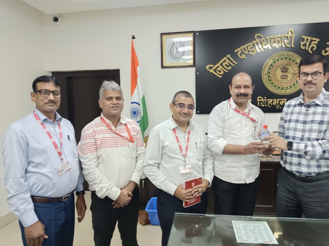 jamshedpur post department- डाक विभाग और जिला प्रशासन के बीच समन्वय बढ़ाने पर जोर, उपायुक्त से डाक विभाग प्रतिनिधिमंडल ने की मुलाकात jamshedpur post department- डाक विभाग और जिला प्रशासन के बीच समन्वय बढ़ाने पर जोर, उपायुक्त से डाक विभाग प्रतिनिधिमंडल ने की मुलाकात