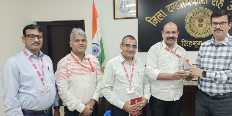 jamshedpur post department- डाक विभाग और जिला प्रशासन के बीच समन्वय बढ़ाने पर जोर, उपायुक्त से डाक विभाग प्रतिनिधिमंडल ने की मुलाकात jamshedpur post department- डाक विभाग और जिला प्रशासन के बीच समन्वय बढ़ाने पर जोर, उपायुक्त से डाक विभाग प्रतिनिधिमंडल ने की मुलाकात
