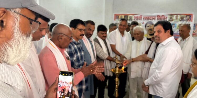 jamshedpur blood donation camp : भारतीय जनसेवक परिषद के रक्तदान शिविर में जुटे दिग्गज, रक्तदाताओं ने भी दिखाया जोश jamshedpur blood donation camp : भारतीय जनसेवक परिषद के रक्तदान शिविर में जुटे दिग्गज, रक्तदाताओं ने भी दिखाया जोश