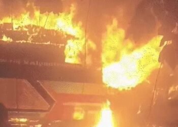 Greater Noida bus fire-यमुना एक्सप्रेसवे पर चलती स्लीपर बस में लगी भीषण आग, 9 लोग जिंदा जले, यात्रियों की शिकायत के बावजूद चालक व परिचालक ने बस नहीं रोकी, दिल्ली से महोबा जा रही थी बस Greater Noida bus fire-यमुना एक्सप्रेसवे पर चलती स्लीपर बस में लगी भीषण आग, 9 लोग जिंदा जले, यात्रियों की शिकायत के बावजूद चालक व परिचालक ने बस नहीं रोकी, दिल्ली से महोबा जा रही थी बस