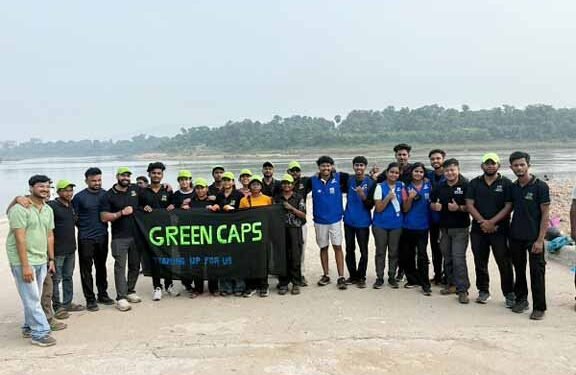 jamshedpur world cleanup day-विश्व सफाई दिवस पर दोमुहानी नदी घाट पर चला स्वच्छता एवं जागरूकता अभियान, नदी से निकाला गया 1000 किलो से अधिक कचरा, कचरे को नदी में नहीं डालने की अपील