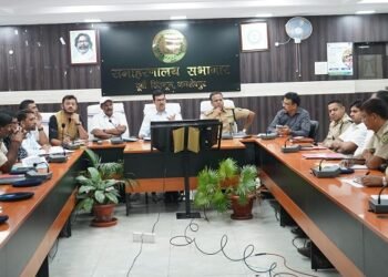 Jamshedpur dc meeting for traffic management : जमशेदपुर के उपायुक्त ने की यातायात एवं सड़क सुरक्षा संबंधी बैठक, बस स्टैंड से हटेंगे पुराने वाहन, ऑटो चालकों पर बढ़ेगी दबिश, 121 ड्राइविंग लाइसेंस सस्पेंड, एक माह में 22 की सड़क हादसे में मौत Jamshedpur dc meeting for traffic management : जमशेदपुर के उपायुक्त ने की यातायात एवं सड़क सुरक्षा संबंधी बैठक, बस स्टैंड से हटेंगे पुराने वाहन, ऑटो चालकों पर बढ़ेगी दबिश, 121 ड्राइविंग लाइसेंस सस्पेंड, एक माह में 22 की सड़क हादसे में मौत
