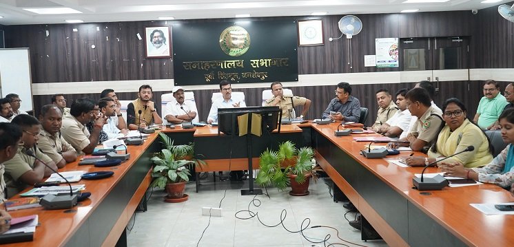 Jamshedpur dc meeting for traffic management : जमशेदपुर के उपायुक्त ने की यातायात एवं सड़क सुरक्षा संबंधी बैठक, बस स्टैंड से हटेंगे पुराने वाहन, ऑटो चालकों पर बढ़ेगी दबिश, 121 ड्राइविंग लाइसेंस सस्पेंड, एक माह में 22 की सड़क हादसे में मौत Jamshedpur dc meeting for traffic management : जमशेदपुर के उपायुक्त ने की यातायात एवं सड़क सुरक्षा संबंधी बैठक, बस स्टैंड से हटेंगे पुराने वाहन, ऑटो चालकों पर बढ़ेगी दबिश, 121 ड्राइविंग लाइसेंस सस्पेंड, एक माह में 22 की सड़क हादसे में मौत