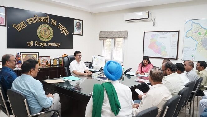 Jamshedpur dc meeting : जमशेदपुर के उपायुक्त ने राजनीतिक दलों के प्रतिनिधियों के साथ की बैठक, मतदाता सूची में नो मैपिंग एवं विसंगतियों से संबंधित डेटा की साझा