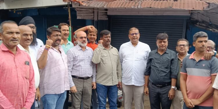 jamshedpur golmuri bazar band- गोलमुरी में लगातार दो दिनों की आपराधिक घटनाओं से व्यापारियों में आक्रोश, सुरक्षा की मांग को लेकर बाजार बंद jamshedpur golmuri bazar band- गोलमुरी में लगातार दो दिनों की आपराधिक घटनाओं से व्यापारियों में आक्रोश, सुरक्षा की मांग को लेकर बाजार बंद
