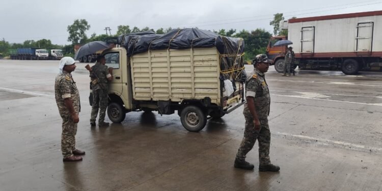 jamshedpur rural- जमशेदपुर में बैंक डकैती, पुतड़ु टोल प्लाजा पर वाहनों की सघन जांच, बस-कार और बाइक की तलाशी jamshedpur rural- जमशेदपुर में बैंक डकैती, पुतड़ु टोल प्लाजा पर वाहनों की सघन जांच, बस-कार और बाइक की तलाशी