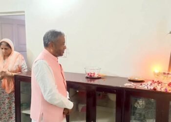 jharkhand bjp leader kale : भाजपा के वरिष्ठ नेता अमरप्रीत सिंह काले के बड़े भाई को श्रद्धांजलि देने घर पहुंचे विपक्ष के नेता बाबूलाल मरांडी, संगठन महामंत्री कर्मवीर सिंह समेत कई दिग्गज, पीएमओ के सलाहकार समेत कई ने भेजा शोक संदेश