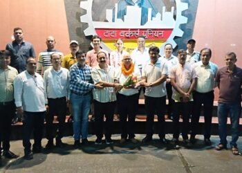 tata workers union : टाटा वर्कर्स यूनियन ने अपने कर्मचारी अरविंद को सेवानिवृत होने पर दी विदाई, सालों तक की यूनियन में टाटा स्टील के कर्मचारियों की सेवा