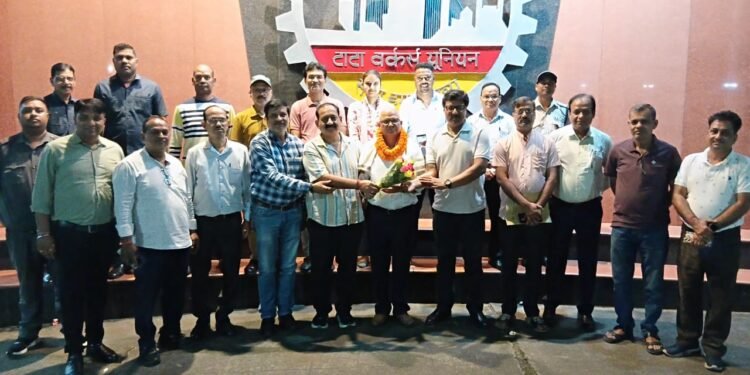 tata workers union : टाटा वर्कर्स यूनियन ने अपने कर्मचारी अरविंद को सेवानिवृत होने पर दी विदाई, सालों तक की यूनियन में टाटा स्टील के कर्मचारियों की सेवा tata workers union : टाटा वर्कर्स यूनियन ने अपने कर्मचारी अरविंद को सेवानिवृत होने पर दी विदाई, सालों तक की यूनियन में टाटा स्टील के कर्मचारियों की सेवा