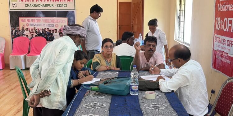 west singhbhum ckp health check-up camp-चक्रधरपुर भारत भवन परिसर में स्वास्थ्य जांच शिविर का आयोजन, नगर परिषद अध्यक्ष ने किया शुभारंभ, सैकड़ों लोगों ने शिविर का उठाया लाभ west singhbhum ckp health check-up camp-चक्रधरपुर भारत भवन परिसर में स्वास्थ्य जांच शिविर का आयोजन, नगर परिषद अध्यक्ष ने किया शुभारंभ, सैकड़ों लोगों ने शिविर का उठाया लाभ