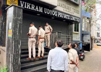 Jamshedpur police big action : जमशेदपुर के युवा कारोबारी निखार सबलोक हत्याकांड में फिर बड़ी कार्रवाई, सिदगोड़ा में विक्रम शर्मा के कार्यालय का ताला तोड़कर घुसी पुलिस Jamshedpur police big action : जमशेदपुर के युवा कारोबारी निखार सबलोक हत्याकांड में फिर बड़ी कार्रवाई, सिदगोड़ा में विक्रम शर्मा के कार्यालय का ताला तोड़कर घुसी पुलिस