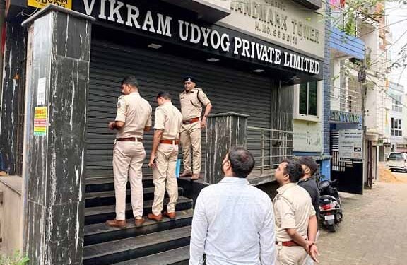Jamshedpur police big action : जमशेदपुर के युवा कारोबारी निखार सबलोक हत्याकांड में फिर बड़ी कार्रवाई, सिदगोड़ा में विक्रम शर्मा के कार्यालय का ताला तोड़कर घुसी पुलिस