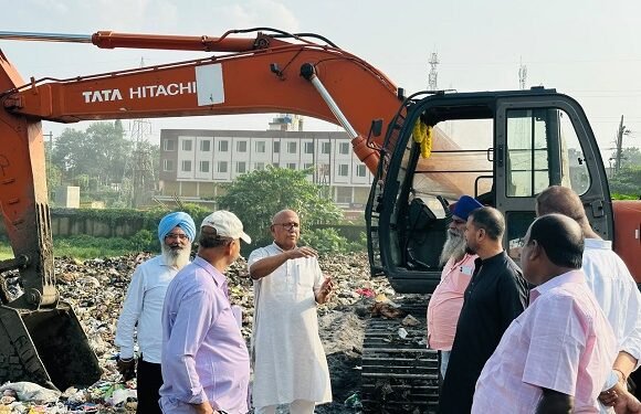 Jamshedpur mla saryu roy in mango : मानगो के वसुंधरा एस्टेट और स्वर्णरेखा फ्लैट के लोगों की शिकायत पर मौके पर पहुंचे विधायक सरयू राय, कचरा डंपिंग से हालात चिंताजनक, दुर्गंध और गंदे पानी से लोग परेशान, कचरा प्रबंधन के लिए बंद शेड और कॉम्पैक्टर लगाने का सुझाव