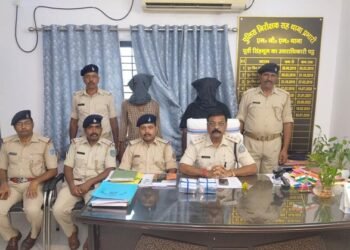 Jamshedpur police action : एमजीएम थाना क्षेत्र में फर्जी पुलिस बनकर लूट की वारदात को अंजाम देने के मामले में दो गिरफ्तार, बाइक व मोबाइल बरामद Jamshedpur police action : एमजीएम थाना क्षेत्र में फर्जी पुलिस बनकर लूट की वारदात को अंजाम देने के मामले में दो गिरफ्तार, बाइक व मोबाइल बरामद