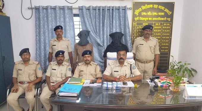 Jamshedpur police action : एमजीएम थाना क्षेत्र में फर्जी पुलिस बनकर लूट की वारदात को अंजाम देने के मामले में दो गिरफ्तार, बाइक व मोबाइल बरामद Jamshedpur police action : एमजीएम थाना क्षेत्र में फर्जी पुलिस बनकर लूट की वारदात को अंजाम देने के मामले में दो गिरफ्तार, बाइक व मोबाइल बरामद