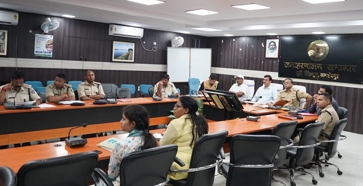 Jamshedpur narcotics coordination meeting : जमशेदपुर के उपायुक्त ने की जिला स्तरीय नार्कोटिक्स समन्वय समिति की बैठक, चिन्हित हॉटस्पॉट पर प्रभावी कार्रवाई एवं नशा मुक्ति को लेकर निरंतर जागरूकता अभियान चलाने का निर्देश, नशा कहीं बिक रहा है तो टोलफ्री नंबर का करें इस्तेमाल, नंबर जारी Jamshedpur narcotics coordination meeting : जमशेदपुर के उपायुक्त ने की जिला स्तरीय नार्कोटिक्स समन्वय समिति की बैठक, चिन्हित हॉटस्पॉट पर प्रभावी कार्रवाई एवं नशा मुक्ति को लेकर निरंतर जागरूकता अभियान चलाने का निर्देश, नशा कहीं बिक रहा है तो टोलफ्री नंबर का करें इस्तेमाल, नंबर जारी