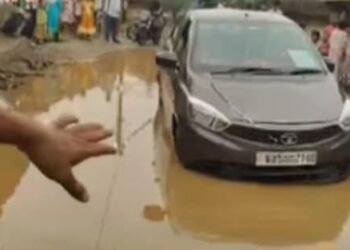 Jamshedpur rural road issue : चाकुलिया – केरूकोचा मुख्य सड़क के बड़ामारा गांव के बीचों-बीच गड्ढा बना लोगों के लिए परेशानी