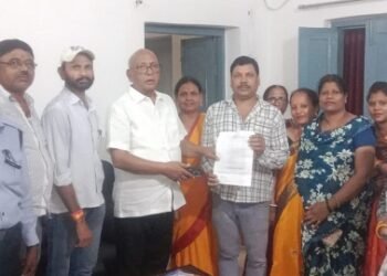 Jamshedpur public protest : सोनारी के मैदान से स्थानीयों को किया गया बेदखल, विधायक सरयू राय सख्त, बोले : मामले का समाधान कराएंगे Jamshedpur public protest : सोनारी के मैदान से स्थानीयों को किया गया बेदखल, विधायक सरयू राय सख्त, बोले : मामले का समाधान कराएंगे