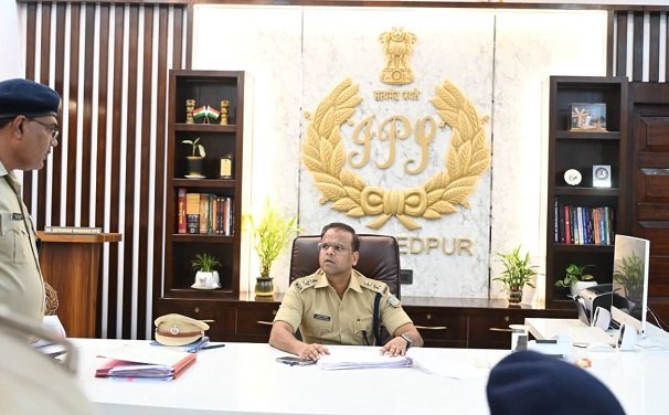 Jamshedpur ssp meeting : जमशेदपुर के एसएसपी ने साइबर थाना में लंबित मामलों की समीक्षा की, त्वरित निष्पादन के दिये निर्देश Jamshedpur ssp meeting : जमशेदपुर के एसएसपी ने साइबर थाना में लंबित मामलों की समीक्षा की, त्वरित निष्पादन के दिये निर्देश