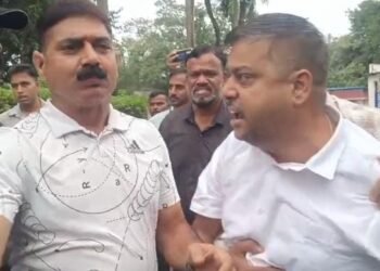 Tata steel tinplate accident : टिनप्लेट हादसा के बाद भाजपाइयों ने टिनप्लेट अस्पताल और कंपनी गेट पर काटा बवाल, सुरक्षाकर्मियों से भिड़े विधायक प्रतिनिधि गुंजन यादव और अन्य, हंगामा, देखिये – video, टाटा स्टील ने क्या कहा, जानें Tata steel tinplate accident : टिनप्लेट हादसा के बाद भाजपाइयों ने टिनप्लेट अस्पताल और कंपनी गेट पर काटा बवाल, सुरक्षाकर्मियों से भिड़े विधायक प्रतिनिधि गुंजन यादव और अन्य, हंगामा, देखिये – video, टाटा स्टील ने क्या कहा, जानें