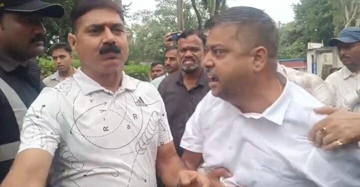 Tata steel tinplate accident : टिनप्लेट हादसा के बाद भाजपाइयों ने टिनप्लेट अस्पताल और कंपनी गेट पर काटा बवाल, सुरक्षाकर्मियों से भिड़े विधायक प्रतिनिधि गुंजन यादव और अन्य, हंगामा, देखिये – video, टाटा स्टील ने क्या कहा, जानें Tata steel tinplate accident : टिनप्लेट हादसा के बाद भाजपाइयों ने टिनप्लेट अस्पताल और कंपनी गेट पर काटा बवाल, सुरक्षाकर्मियों से भिड़े विधायक प्रतिनिधि गुंजन यादव और अन्य, हंगामा, देखिये – video, टाटा स्टील ने क्या कहा, जानें