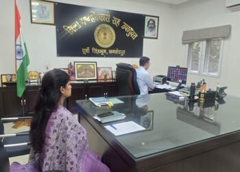 Jamshedpur sir alert : जमशेदपुर के उपायुक्त ने वीएलई के साथ वीडियो कॉन्फ्रेंसिंग के माध्यम से की बैठक, एसआइआर के तहत फर्जी दस्तावेज तैयार करने एवं ई-रोल में छेड़छाड़ पर सख्त कार्रवाई की दी गई चेतावनी