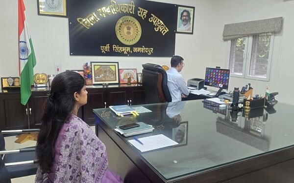 Jamshedpur sir alert : जमशेदपुर के उपायुक्त ने वीएलई के साथ वीडियो कॉन्फ्रेंसिंग के माध्यम से की बैठक, एसआइआर के तहत फर्जी दस्तावेज तैयार करने एवं ई-रोल में छेड़छाड़ पर सख्त कार्रवाई की दी गई चेतावनी Jamshedpur sir alert : जमशेदपुर के उपायुक्त ने वीएलई के साथ वीडियो कॉन्फ्रेंसिंग के माध्यम से की बैठक, एसआइआर के तहत फर्जी दस्तावेज तैयार करने एवं ई-रोल में छेड़छाड़ पर सख्त कार्रवाई की दी गई चेतावनी