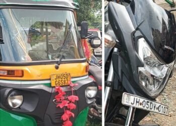 Adityapur incident : आदित्यपुर में वार्ड पार्षद की खड़ी बाइक को तेज रफ्तार ऑटो ने मारी टक्कर, आइफोन भी किया क्षतिग्रस्त, देखिए – video Adityapur incident : आदित्यपुर में वार्ड पार्षद की खड़ी बाइक को तेज रफ्तार ऑटो ने मारी टक्कर, आइफोन भी किया क्षतिग्रस्त, देखिए – video