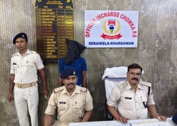 Saraikela police action : चौका में आनंद सिंह सरदार हत्याकांड का खुलासा, एक गिरफ्तार, हथियार बरामद Saraikela police action : चौका में आनंद सिंह सरदार हत्याकांड का खुलासा, एक गिरफ्तार, हथियार बरामद