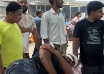 Jamshedpur clash : साकची में प्रतिमा विसर्जन के दौरान दो पक्षों में मारपीट, चापड़ से हमले में कई घायल Jamshedpur clash : साकची में प्रतिमा विसर्जन के दौरान दो पक्षों में मारपीट, चापड़ से हमले में कई घायल