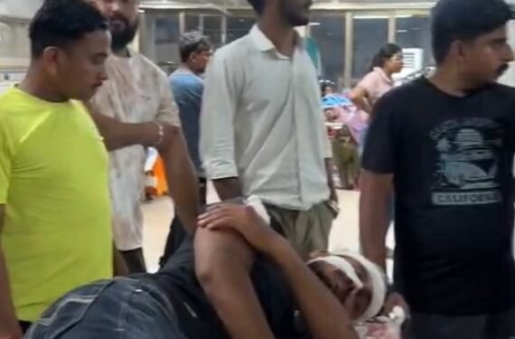 Jamshedpur clash : साकची में प्रतिमा विसर्जन के दौरान दो पक्षों में मारपीट, चापड़ से हमले में कई घायल Jamshedpur clash : साकची में प्रतिमा विसर्जन के दौरान दो पक्षों में मारपीट, चापड़ से हमले में कई घायल