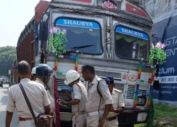 Jamshedpur traffic police in action : बर्मामाइंस सुनसुनिया गेट से केबल कंपनी तक बेतरतीब पार्किंग के खिलाफ गोलमुरी ट्रैफिक पुलिस ने चलाया अभियान, कई वाहनों का कटा चालान Jamshedpur traffic police in action : बर्मामाइंस सुनसुनिया गेट से केबल कंपनी तक बेतरतीब पार्किंग के खिलाफ गोलमुरी ट्रैफिक पुलिस ने चलाया अभियान, कई वाहनों का कटा चालान