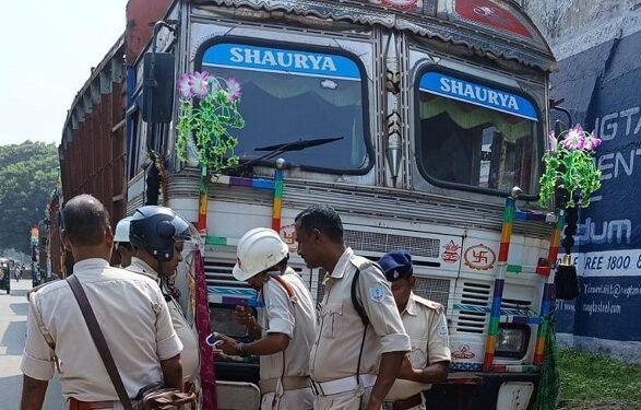 Jamshedpur traffic police in action : बर्मामाइंस सुनसुनिया गेट से केबल कंपनी तक बेतरतीब पार्किंग के खिलाफ गोलमुरी ट्रैफिक पुलिस ने चलाया अभियान, कई वाहनों का कटा चालान