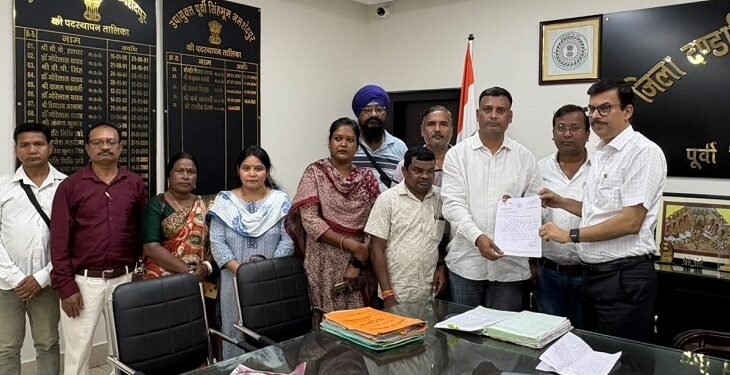 Jamshedpur water supply disrupted issue : गोविंदपुर जलापूर्ति योजना ठप होने से लोग में रोष, पेयजल विभाग की उदासीनता के खिलाफ उपायुक्त को सौंपा ज्ञापन, देखिए – video
