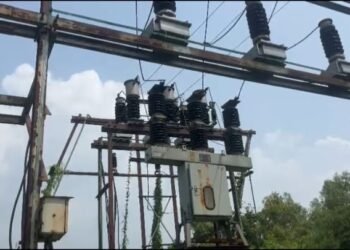 Jamshedpur water supply disrupted : छोटा गोविंदपुर में तीसरे दिन भी जलापूर्ति ठप, वैकल्पिक व्यवस्था नहीं होने से लोगों में नाराजगी Jamshedpur water supply disrupted : छोटा गोविंदपुर में तीसरे दिन भी जलापूर्ति ठप, वैकल्पिक व्यवस्था नहीं होने से लोगों में नाराजगी
