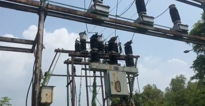 Jamshedpur water supply disrupted : छोटा गोविंदपुर में तीसरे दिन भी जलापूर्ति ठप, वैकल्पिक व्यवस्था नहीं होने से लोगों में नाराजगी Jamshedpur water supply disrupted : छोटा गोविंदपुर में तीसरे दिन भी जलापूर्ति ठप, वैकल्पिक व्यवस्था नहीं होने से लोगों में नाराजगी