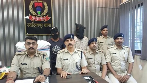 Adityapur police success : आदित्यपुर मुस्लिम बस्ती में फायरिंग मामले का पुलिस ने किया खुलासा, दो गिरफ्तार, पैसे बंटवारे को लेकर हुआ था विवाद Adityapur police success : आदित्यपुर मुस्लिम बस्ती में फायरिंग मामले का पुलिस ने किया खुलासा, दो गिरफ्तार, पैसे बंटवारे को लेकर हुआ था विवाद