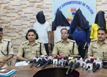 Jamshedpur bindal mall firing case : सोनारी बिंदल मॉल फायरिंग मामले में साजिशकर्ताओं ने गोली चलाने का राज बताया, जमशेदपुर पुलिस ने किया कांड का खुलासा, शूटर अब भी पुलिस की पकड़ से दूर, देखिये – video Jamshedpur bindal mall firing case : सोनारी बिंदल मॉल फायरिंग मामले में साजिशकर्ताओं ने गोली चलाने का राज बताया, जमशेदपुर पुलिस ने किया कांड का खुलासा, शूटर अब भी पुलिस की पकड़ से दूर, देखिये – video