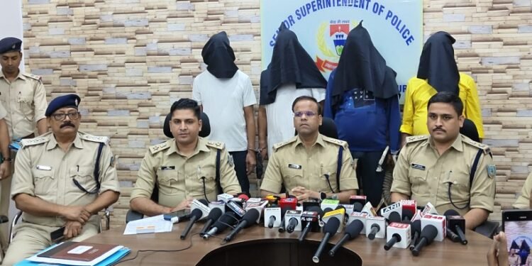 Jamshedpur bindal mall firing case : सोनारी बिंदल मॉल फायरिंग मामले में साजिशकर्ताओं ने गोली चलाने का राज बताया, जमशेदपुर पुलिस ने किया कांड का खुलासा, शूटर अब भी पुलिस की पकड़ से दूर, देखिये – video Jamshedpur bindal mall firing case : सोनारी बिंदल मॉल फायरिंग मामले में साजिशकर्ताओं ने गोली चलाने का राज बताया, जमशेदपुर पुलिस ने किया कांड का खुलासा, शूटर अब भी पुलिस की पकड़ से दूर, देखिये – video
