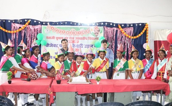 West singhbhum school : उपायुक्त मनीष कुमार ने चाईबासा के नेताजी सुभाष चंद्र बोस बालिका आवासीय विद्यालय में छात्राओं का मनाया सामूहिक जन्मोत्सव, मेहनत, अनुशासन व आत्मविश्वास के साथ आगे बढ़ने के लिए किया प्रेरित West singhbhum school : उपायुक्त मनीष कुमार ने चाईबासा के नेताजी सुभाष चंद्र बोस बालिका आवासीय विद्यालय में छात्राओं का मनाया सामूहिक जन्मोत्सव, मेहनत, अनुशासन व आत्मविश्वास के साथ आगे बढ़ने के लिए किया प्रेरित