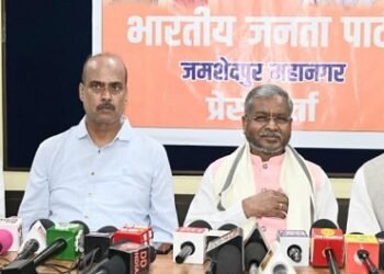 Jharkhand bjp leader Babulal Marandi attack on Hemant government : एमएमडीआर एक्ट पर बाबूलाल मरांडी का झामुमो-कांग्रेस सरकार पर हमला, बोले- झारखंड सरकार की नीतियों से उद्योग और रोजगार पर पड़ रहा प्रतिकूल असर, अपनी नाकामी छिपाने के लिए जनता को गुमराह कर रही राज्य सरकार Jharkhand bjp leader Babulal Marandi attack on Hemant government : एमएमडीआर एक्ट पर बाबूलाल मरांडी का झामुमो-कांग्रेस सरकार पर हमला, बोले- झारखंड सरकार की नीतियों से उद्योग और रोजगार पर पड़ रहा प्रतिकूल असर, अपनी नाकामी छिपाने के लिए जनता को गुमराह कर रही राज्य सरकार