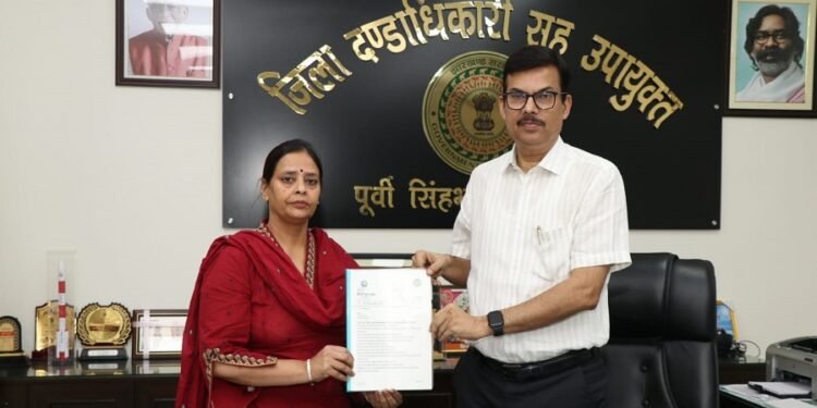 Mango nagar nigam mayor meets jamshedpur dc : मानगो की विभिन्न समस्याओं के समाधान एवं नई योजनाओं के क्रियान्वयन को लेकर जमशेदपुर के उपायुक्त से मिलीं मेयर सुधा गुप्ता, सौंपा मांग पत्र Mango nagar nigam mayor meets jamshedpur dc : मानगो की विभिन्न समस्याओं के समाधान एवं नई योजनाओं के क्रियान्वयन को लेकर जमशेदपुर के उपायुक्त से मिलीं मेयर सुधा गुप्ता, सौंपा मांग पत्र