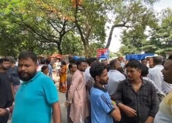 Jamshedpur shopkeepers hungama : बर्मामाइंस में दुकानदारों ने अतिक्रमण हटाने का किया विरोध, बैरंग लौटी टाटा स्टील लैंड डिपार्टमेंट की टीम, देखिए – video Jamshedpur shopkeepers hungama : बर्मामाइंस में दुकानदारों ने अतिक्रमण हटाने का किया विरोध, बैरंग लौटी टाटा स्टील लैंड डिपार्टमेंट की टीम, देखिए – video