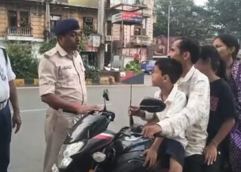 Jamshedpur road safety awareness : जमशेदपुर में यातायात नियम तोड़ने वालों को पुलिस ने फूल देकर किया सम्मानित, सुरक्षित यातायात का दिया संदेश Jamshedpur road safety awareness : जमशेदपुर में यातायात नियम तोड़ने वालों को पुलिस ने फूल देकर किया सम्मानित, सुरक्षित यातायात का दिया संदेश