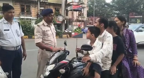 Jamshedpur road safety awareness : जमशेदपुर में यातायात नियम तोड़ने वालों को पुलिस ने फूल देकर किया सम्मानित, सुरक्षित यातायात का दिया संदेश Jamshedpur road safety awareness : जमशेदपुर में यातायात नियम तोड़ने वालों को पुलिस ने फूल देकर किया सम्मानित, सुरक्षित यातायात का दिया संदेश