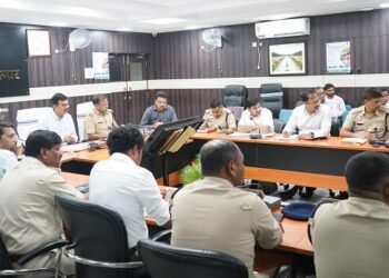 Jamshedpur mining task force : जमशेदपुर में खनन टास्क फोर्स की हुई बैठक, अवैध खनन एवं खनिज परिवहन के विरुद्ध कार्रवाई तेज करने का निर्देश Jamshedpur mining task force : जमशेदपुर में खनन टास्क फोर्स की हुई बैठक, अवैध खनन एवं खनिज परिवहन के विरुद्ध कार्रवाई तेज करने का निर्देश