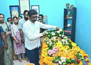 Jharkhand cm pays homage to ex minister : मुख्यमंत्री हेमन्त सोरेन ने पूर्व मंत्री दिवंगत विमला प्रधान को दी भावपूर्ण श्रद्धांजलि, परिवार को बंधाया ढांढस Jharkhand cm pays homage to ex minister : मुख्यमंत्री हेमन्त सोरेन ने पूर्व मंत्री दिवंगत विमला प्रधान को दी भावपूर्ण श्रद्धांजलि, परिवार को बंधाया ढांढस