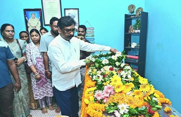 Jharkhand cm pays homage to ex minister : मुख्यमंत्री हेमन्त सोरेन ने पूर्व मंत्री दिवंगत विमला प्रधान को दी भावपूर्ण श्रद्धांजलि, परिवार को बंधाया ढांढस Jharkhand cm pays homage to ex minister : मुख्यमंत्री हेमन्त सोरेन ने पूर्व मंत्री दिवंगत विमला प्रधान को दी भावपूर्ण श्रद्धांजलि, परिवार को बंधाया ढांढस