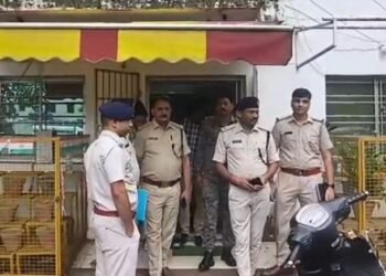 Jamshedpur businessman nikhar sablok murder case raid : जमशेदपुर के कारोबारी निखार सबलोक की हत्या के मुख्य साजिशकर्ता अशोक सिंह राघव के घर और दफ्तर पर पुलिस का छापा, भारी संख्या में पुलिस बलों की मौजूदगी में हुई सख्त कार्रवाई, देखिये – video Jamshedpur businessman nikhar sablok murder case raid : जमशेदपुर के कारोबारी निखार सबलोक की हत्या के मुख्य साजिशकर्ता अशोक सिंह राघव के घर और दफ्तर पर पुलिस का छापा, भारी संख्या में पुलिस बलों की मौजूदगी में हुई सख्त कार्रवाई, देखिये – video