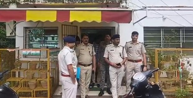 Jamshedpur businessman nikhar sablok murder case raid : जमशेदपुर के कारोबारी निखार सबलोक की हत्या के मुख्य साजिशकर्ता अशोक सिंह राघव के घर और दफ्तर पर पुलिस का छापा, भारी संख्या में पुलिस बलों की मौजूदगी में हुई सख्त कार्रवाई, देखिये – video Jamshedpur businessman nikhar sablok murder case raid : जमशेदपुर के कारोबारी निखार सबलोक की हत्या के मुख्य साजिशकर्ता अशोक सिंह राघव के घर और दफ्तर पर पुलिस का छापा, भारी संख्या में पुलिस बलों की मौजूदगी में हुई सख्त कार्रवाई, देखिये – video